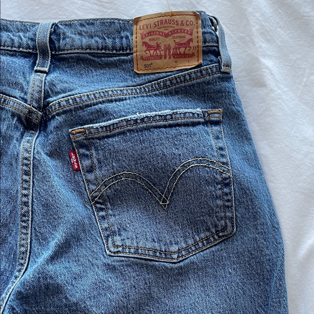 Women's Levi’s 501 Crop High-Rise Straight Jeans - Size 29 - Medium Blue - Picture 4 of 6